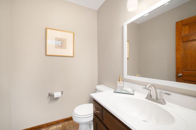 417 Deer Ridge DRIVE, West Bend, WI 53095