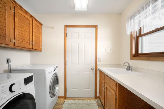 417 Deer Ridge DRIVE, West Bend, WI 53095