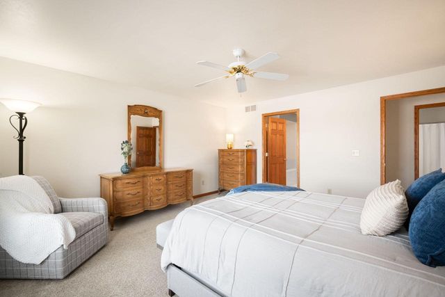 417 Deer Ridge DRIVE, West Bend, WI 53095