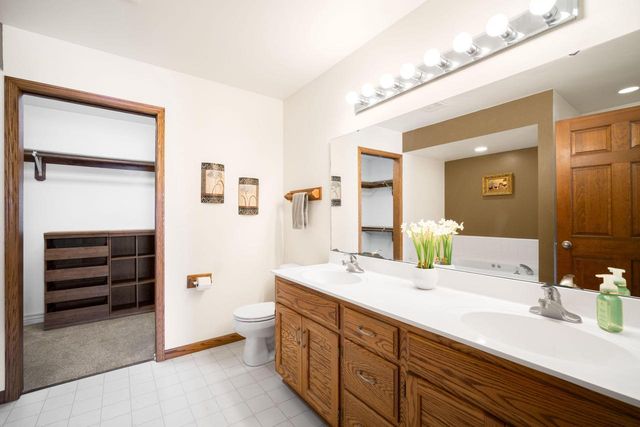 417 Deer Ridge DRIVE, West Bend, WI 53095