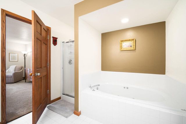 417 Deer Ridge DRIVE, West Bend, WI 53095