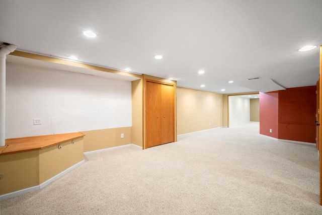 417 Deer Ridge DRIVE, West Bend, WI 53095