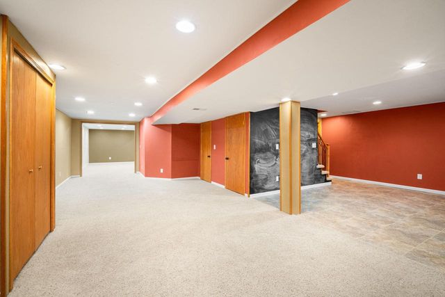 417 Deer Ridge DRIVE, West Bend, WI 53095