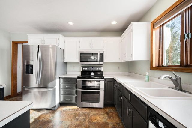 417 Deer Ridge DRIVE, West Bend, WI 53095