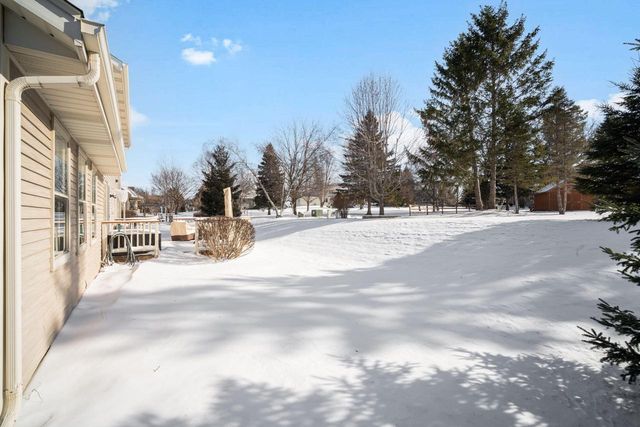 417 Deer Ridge DRIVE, West Bend, WI 53095