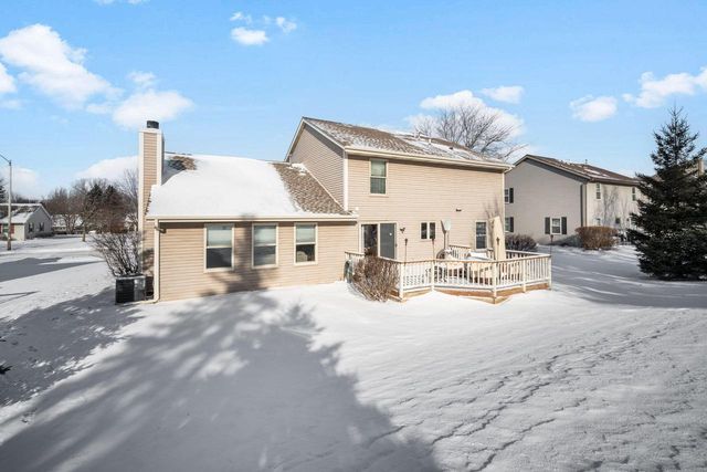 417 Deer Ridge DRIVE, West Bend, WI 53095