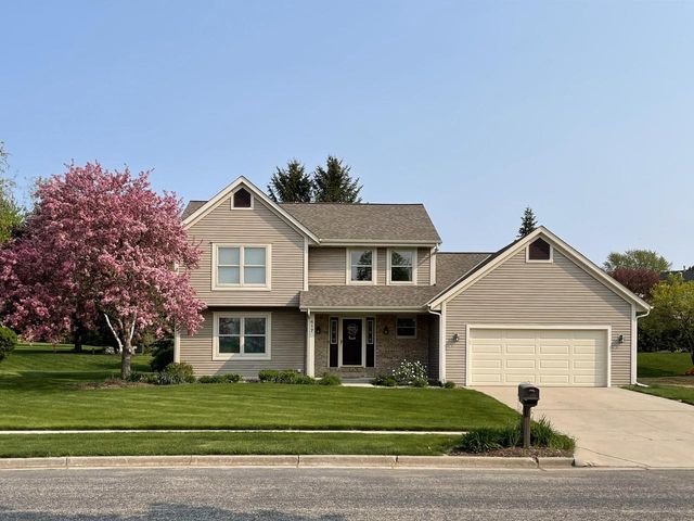 417 Deer Ridge DRIVE, West Bend, WI 53095