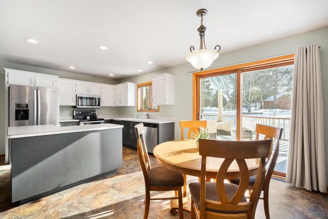 417 Deer Ridge DRIVE, West Bend, WI 53095