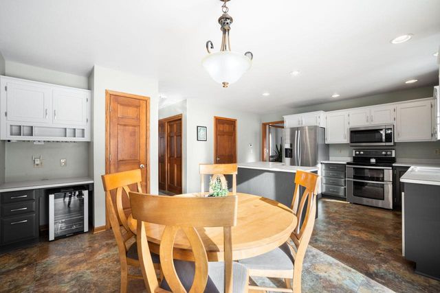 417 Deer Ridge DRIVE, West Bend, WI 53095