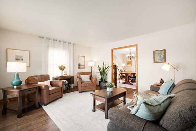 417 Deer Ridge DRIVE, West Bend, WI 53095