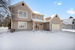 417 Deer Ridge DRIVE, West Bend, WI 53095