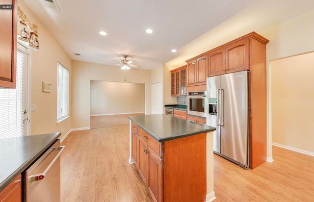 11 Beaconsfield Court, Lincolnshire, IL 60069