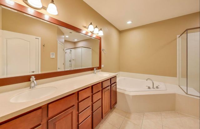 11 Beaconsfield Court, Lincolnshire, IL 60069