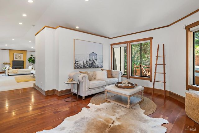 1100 Bayhills Dr, San Rafael, CA 94903