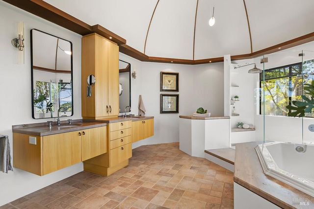 1100 Bayhills Dr, San Rafael, CA 94903