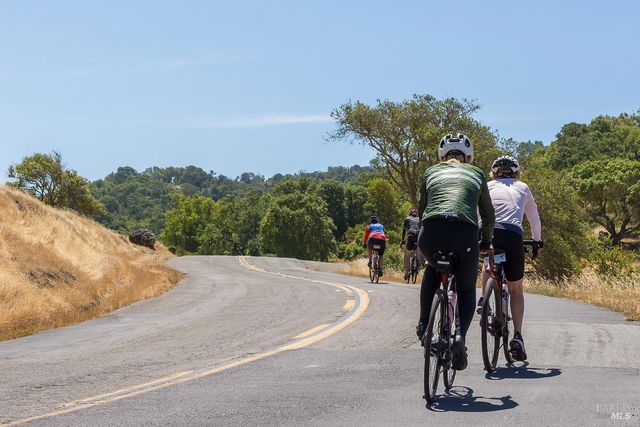 1100 Bayhills Dr, San Rafael, CA 94903