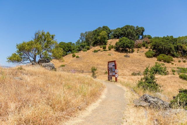 1100 Bayhills Dr, San Rafael, CA 94903