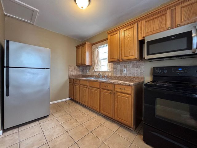 422 W Burleson Street, Wharton, TX 77488