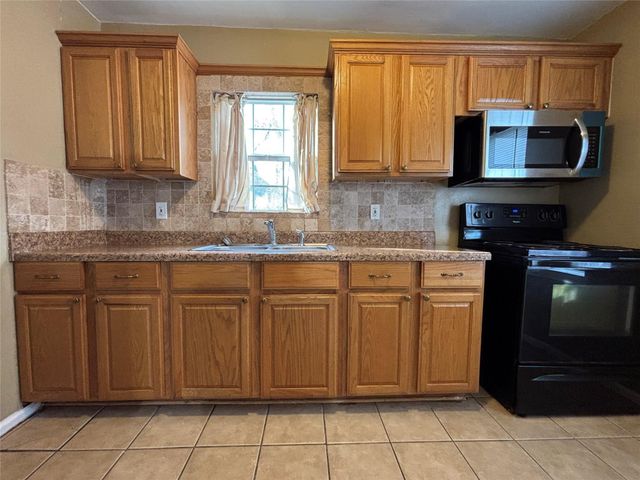 422 W Burleson Street, Wharton, TX 77488