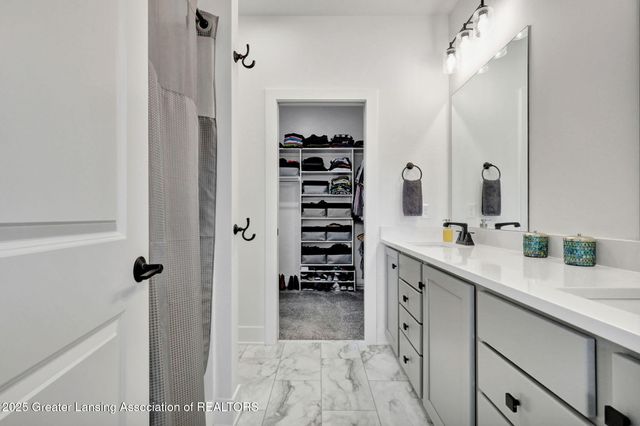 1137 Peninsula Drive, Grand Ledge, MI 48837