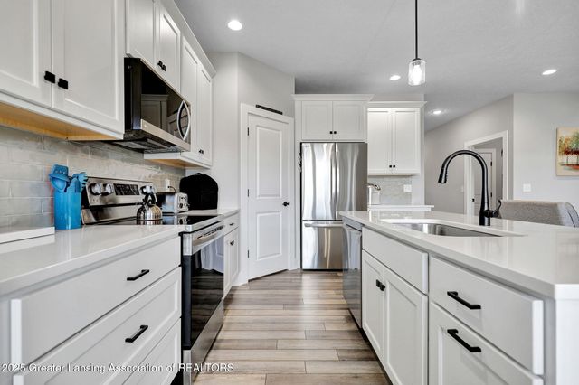 1137 Peninsula Drive, Grand Ledge, MI 48837