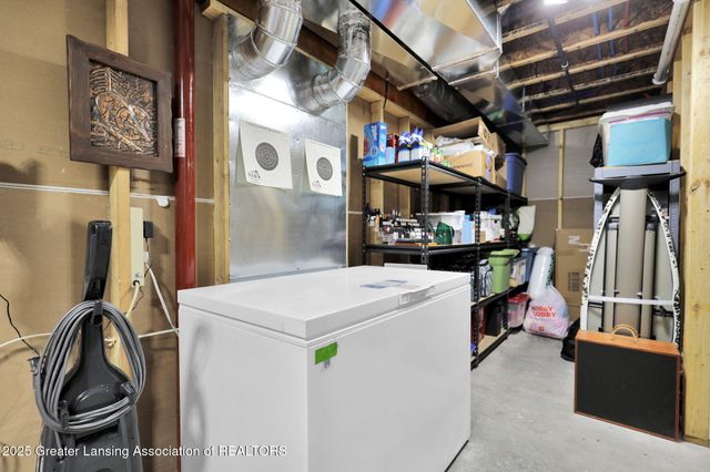 1137 Peninsula Drive, Grand Ledge, MI 48837