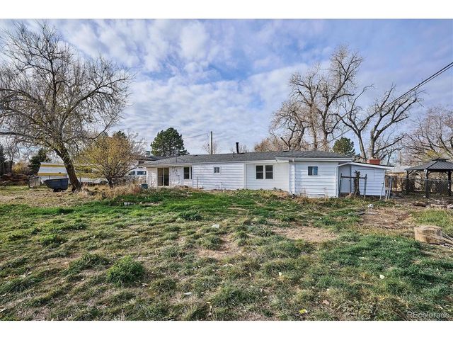 2110 Eagle Cir Ct, Aurora, CO 80011