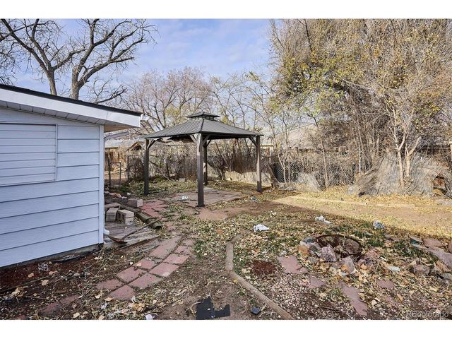 2110 Eagle Cir Ct, Aurora, CO 80011