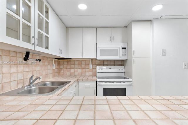 8050 NW 8th Street 1110, Miami, FL 33126