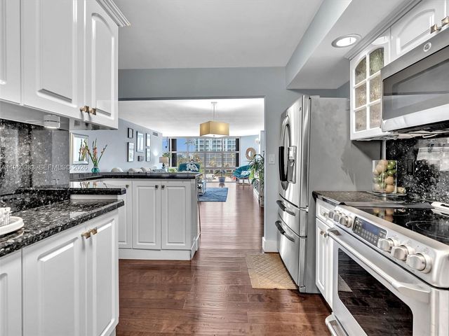 6423 Collins Ave 409, Miami Beach, FL 33141