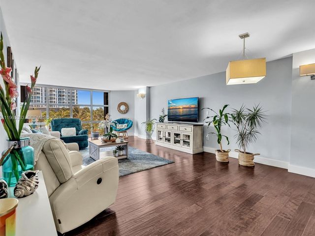 6423 Collins Ave 409, Miami Beach, FL 33141