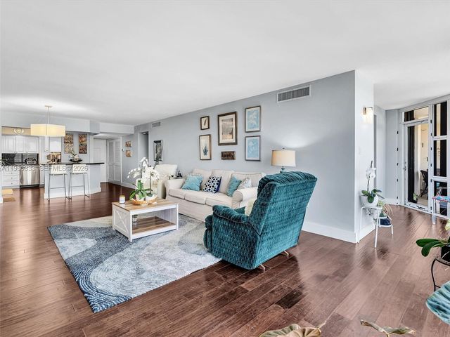 6423 Collins Ave 409, Miami Beach, FL 33141