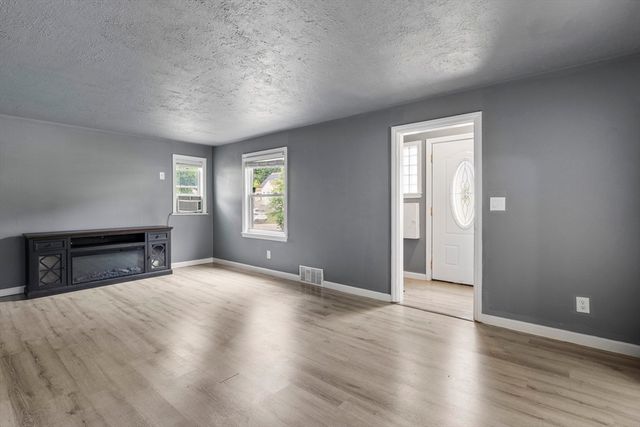40 Calumet Ave, Worcester, MA 01606