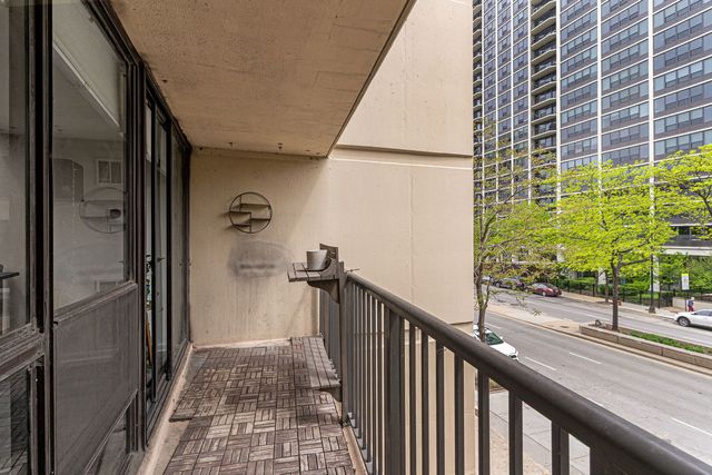1540 N LaSalle Drive 201, Chicago, IL 60610
