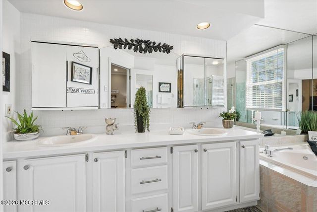 6 Bray Hollow Court, Freehold, NJ 07728