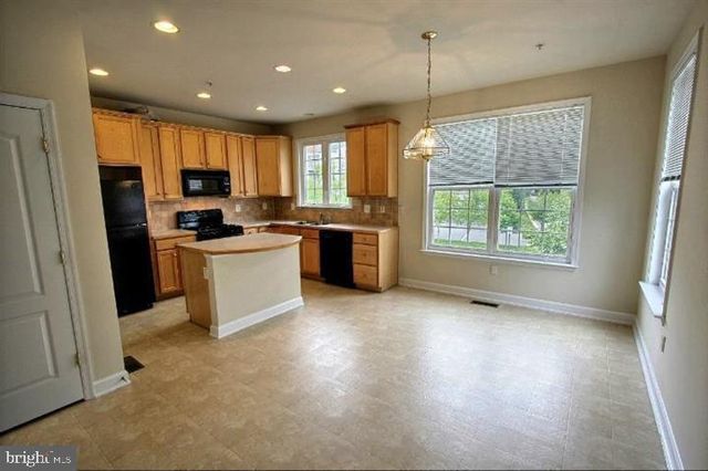 903 CRESTFIELD DR, Rockville, MD 20850