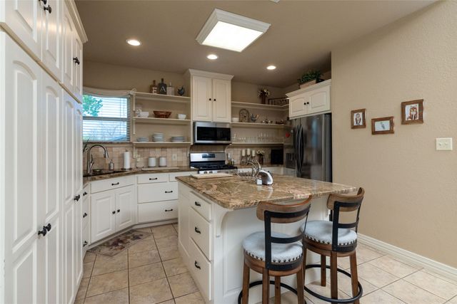 131 Lakeview Drive, Runaway Bay, TX 76426