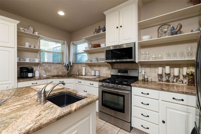 131 Lakeview Drive, Runaway Bay, TX 76426