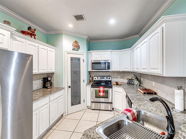 3812 New London Avenue, Moore, OK 73160