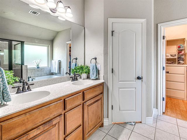 3812 New London Avenue, Moore, OK 73160
