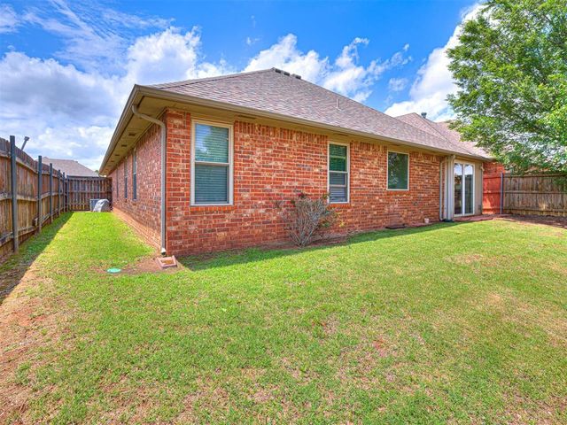 3812 New London Avenue, Moore, OK 73160