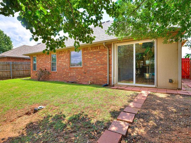 3812 New London Avenue, Moore, OK 73160