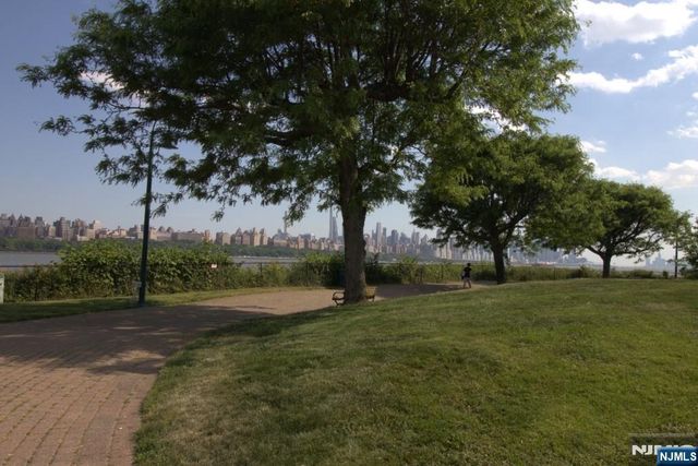 340 The Promenade, Edgewater, NJ 07020