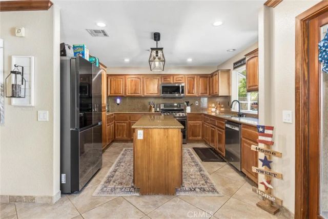 7773 La Cresta Street, Highland, CA 92346