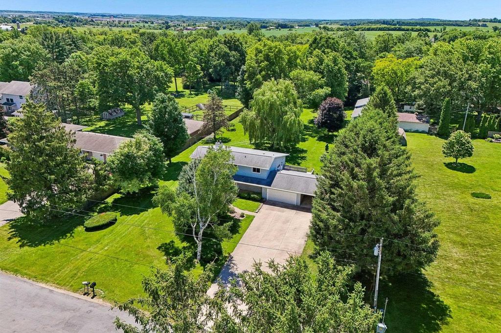 4833 Windsor Prairie Road, Waunakee, WI 53532
