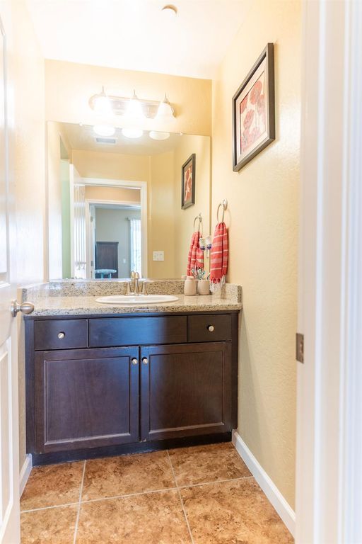 Image 10 of property listing at 654 Agua Dulce Avenue, Clovis, CA 93619