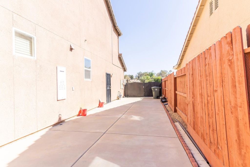 Image 21 of property listing at 654 Agua Dulce Avenue, Clovis, CA 93619