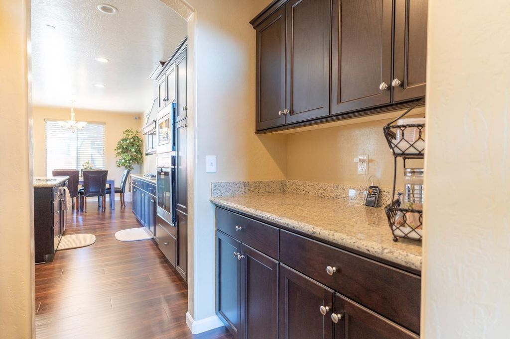 Image 4 of property listing at 654 Agua Dulce Avenue, Clovis, CA 93619