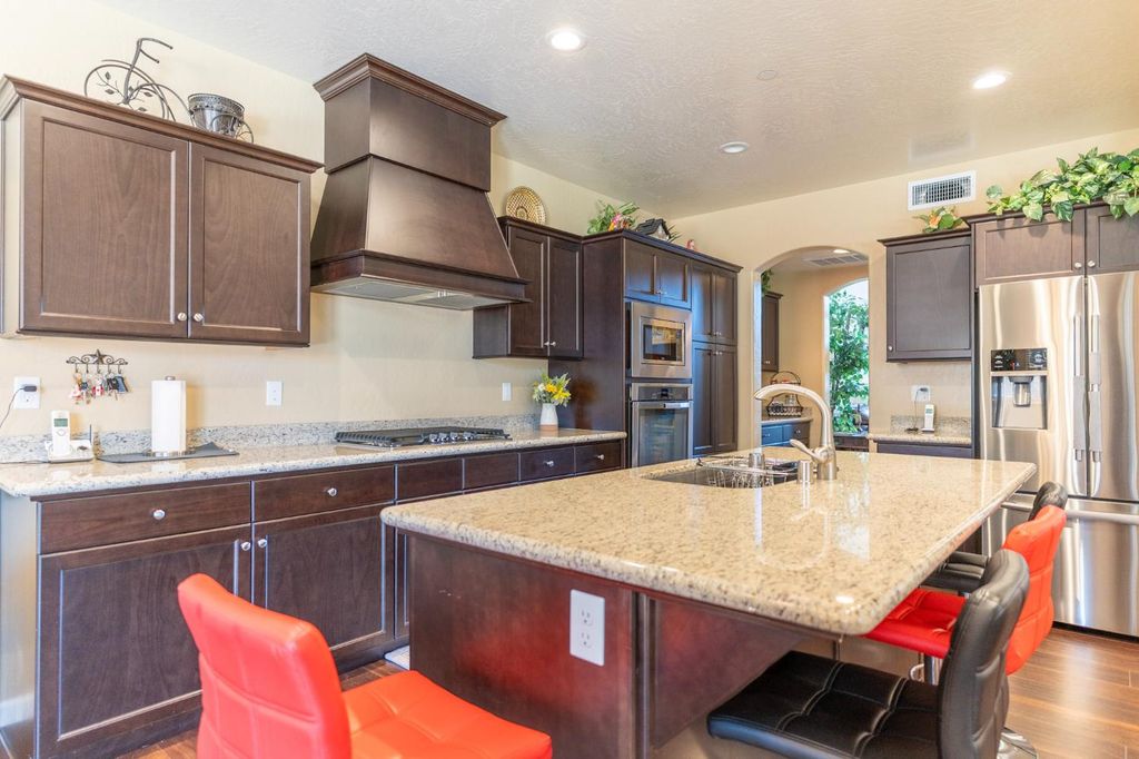Image 6 of property listing at 654 Agua Dulce Avenue, Clovis, CA 93619
