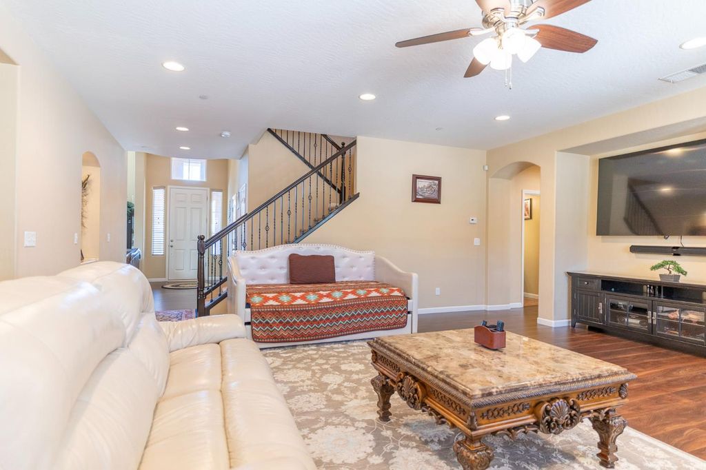 Image 8 of property listing at 654 Agua Dulce Avenue, Clovis, CA 93619